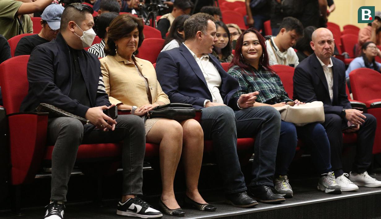 Manajer Timnas Argentina, Daniel Cabrera (tengah) didampingi pihak sponsor, Oltre Consulting Account, Maria Cristina Russo (kedua kiri) dan Supporter of Oltre Consulting Account, Pablo Sebastian Wergifker (kiri) saat konferensi pers pengumuman resmi FIFA Matchday antara Timnas Indonesia melawan Argentina di ruang media Stadion Utama Gelora Bung Karno (SUGBK), Jakarta, Rabu (24/05/2023). (Bola.com/Bagaskara Lazuardi)