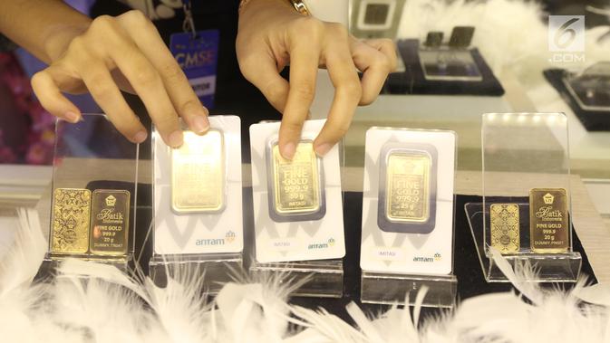 Petugas menunjukan dummy emas batangan saat pameran di Jakarta, Jumat (23/8/2019). Pada hari sebelumnya, harga emas mencapai Rp 755 ribu per gram. (Liputan6.com/Angga Yuniar)