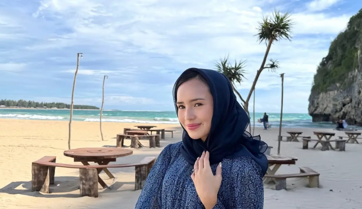 Beby Tsabina selama di Aceh membagikan beberapa foto dirinya. Termasuk saat berada di pantai indah, Aceh. Beby tampil dengan busana serba navy. [@bebytsabina]