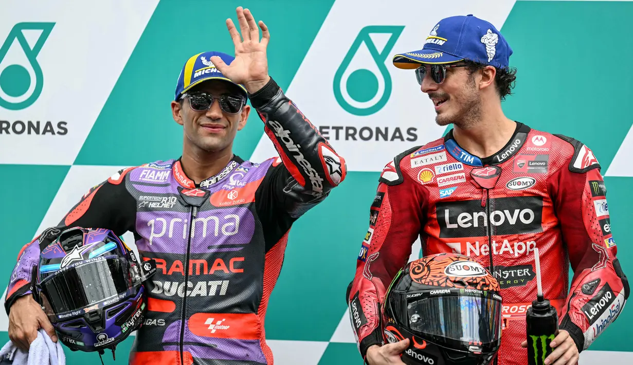 Pembalap Prima Pramac Racing, Jorge Martin (kiri) bersama pembalap Ducati Lenovo Team, Francesco Bagnaia sesi kualifikasi MotoGP Grand Prix Malaysia di Sirkuit Internasional Sepang, Sepang, 2 November 2024. (MOHD RASFAN/AFP)