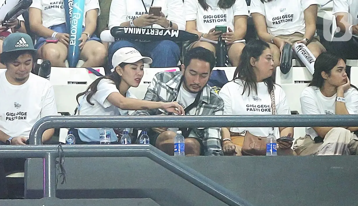 Penampilan Syahnaz bersama suaminya ditengah penonton pendukung Raffi Ahmad dan Nagita slavina atau yang akrab dipanggil Gigi adalah untuk memberi support bagi kakaknya, Raffi Ahmad yang akhirnya berhasil menjadi pemenang dan mendapatkan piala bermahkota berlian seharga 2 Miliar. (Fimela.com/Bambang E Ros)