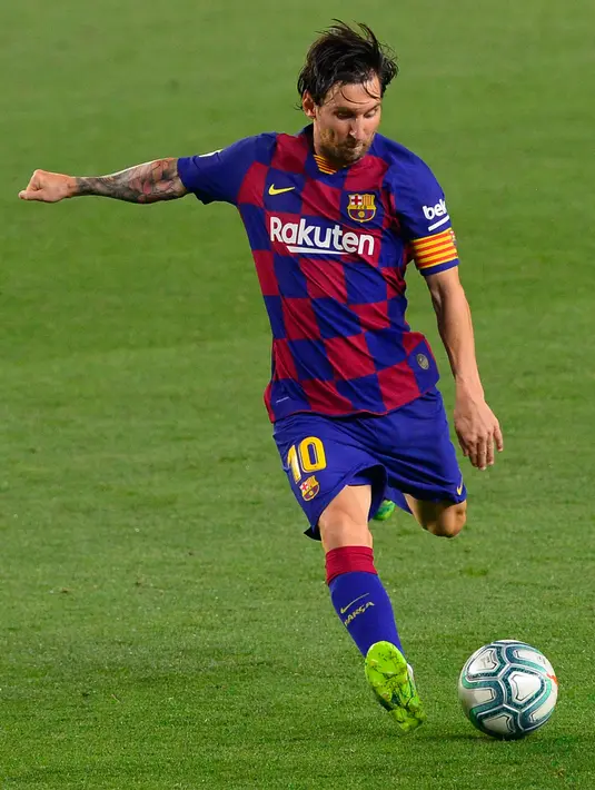 Penyerang Barcelona, Lionel Messi menembak bola saat bertanding melawan Athletic Bilbao pada lanjutan La Liga Spanyol  di stadion Camp Nou, Barcelona (23/6/2020). Barcelona menang tipis atas Bilbao 1-0 berkat gol tunggal Ivan Rakitic. (AFP/Pau Barrena)