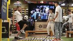 Striker Bali United, Ilija Spasojevic, melakukan atraksi freestyle saat acara peluncuran sepatu Adidas di Fisik Football, Grand Indonesia, Jakarta, Jumat (22/6/2018).  (Bola.com/M Iqbal Ichsan)