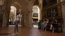 Wisatawan mengunjungi Masjid Katedral Cordoba di kota Cordoba, Spanyol pada 26 September 2018. Pada 15 Desember 1994, Masjid Besar Kordoba ditetapkan oleh UNESCO sebagai salah satu tempat peninggalan bersejarah di dunia. (AFP/JORGE GUERRERO)
