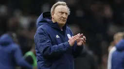 Neil Warnock. Pelatih asal Inggris ini menjalani laga terakhir bersama Cardiff City di Premier League Liga Inggris saat menghadapi MU, 12 Mei 2019 kala berusia 70 tahun dan 162 hari dengan hasil akhir menang 2-0. Setelah itu ia membesut Middlesbrough di Championship. (AFP/Ian Kington)