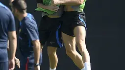Pemain depan Barcelona Robert Lewandowski (kanan) dan rekannya Gavi melompat saat sesi latihan jelang ditantang Viktoria Plzen pada matchday 1 Grup C Liga Champions 2022/2023, di Ciudad Deportiva dekat Barcelona, Selasa (6/9/2022).  Dengan perbedaan kualitas skuad di antara keduanya, Barcelona seharusnya bisa melalui laga pertama ini tanpa kesulitan. (Josep LAGO / AFP)