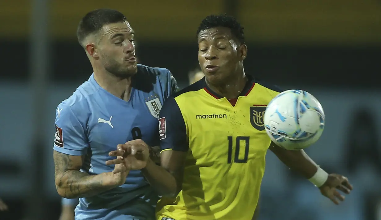 Gelandang Ekuador, Gonzalo Plata berebut bola dengan gelandang Uruguay, Nahitan Nandez pada lanjutan Kualifikasi Piala Dunia 2022 zona Amerika Selatan di Estadio Campeón del Siglo, Jumat (10/9/2021) pagi WIB. Uruguay menang tipis 1-0 lewat gol gasto Pereiro. (Ernesto Ryan/Pool via AP)