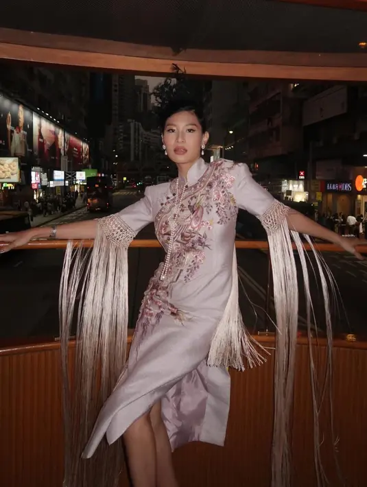 Aksen fringe pada lengan juga menambah kesan stylish pada dress.  [Foto: instagram/ PatriciaGouw]