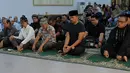 Aktor kelahiran Blitar 42 tahun itu tak bisa menyembunyikan kesedihannya. Mengenakan peci dan duduk bersila tak jauh dari jenazah ayahnya di semayamkan. (Deki Prayoga/Bintang.com)