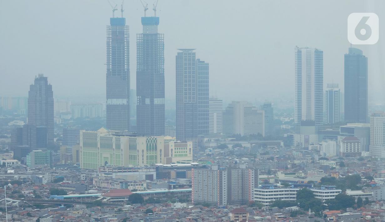 Suasana pemukiman dan gedung pencakar langit diambil dari kawasan Grogol, Jakarta, Rabu (11/11/2020). Gubernur Bank Indonesia, Perry Warjiyo mengaku optimis pertumbuhan ekonomi Indonesia ke depan akan lebih baik pasca pandemi Covid-19. (Liputan6.com/Angga Yuniar)