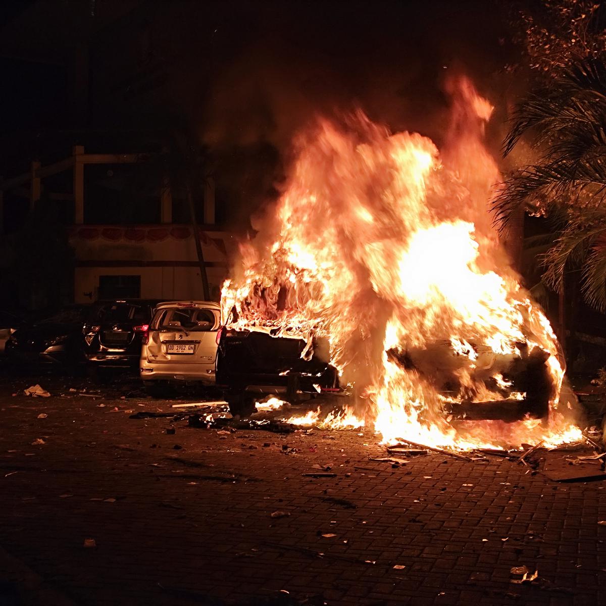 Demo Solidaritas untuk Affan Kurniawan Ricuh, Mobil di Kantor DPRD Makassar dan Sulsel Dibakar