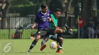 Pemain Timnas Indonesia U-22, Gian Zola (kanan) berebut bola dengan pemain Persita saat laga uji coba di Lapangan SPH Karawaci, Tangerang, Selasa (25/4). Timnas Indonesia U-22 unggul 2-1. (Liputan6.com/Helmi Fithriansyah)