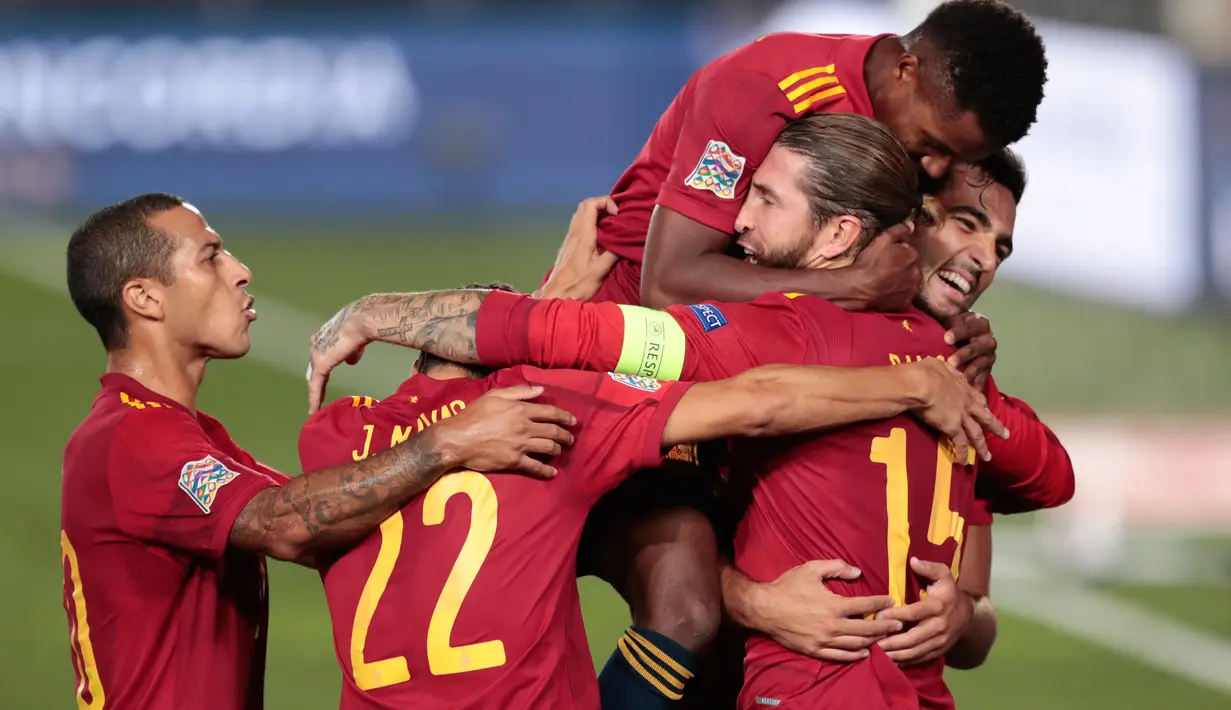 Bek timnas Spanyol, Sergio Ramos berselebrasi dengan rekan setimnya usai mencetak gol ke gawang Ukraina pada laga Grup 4 Liga A, UEFA Nations League 2020/2021 di Estadio Alfredo Di Stefano, Senin (7/9/2020) dini hari. Spanyol menang empat gol tanpa balas atas Ukraina. (AP Photo/Bernat Armangue)