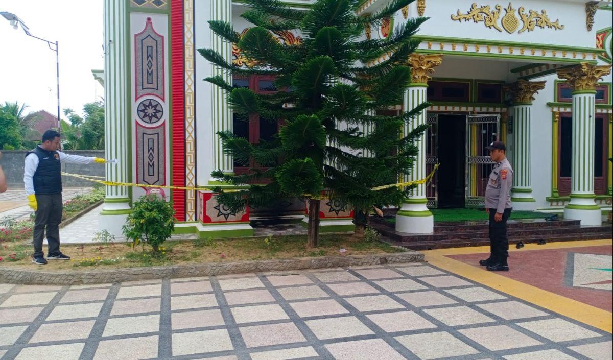 Bom molotov yang dilempar OTK (orang tak dikenal) tersebut juga ikut menghanguskan karpet sintetis yang terkembang di teras rumah.<br>