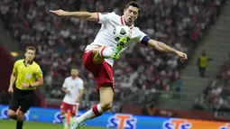 Penyerang Polandia, Robert Lewandowski mengontrol bola saat bertanding melawan Inggris pada pertandingan kualifikasi grup I Piala Dunia 2022 di stadion Narodowy di Warsawa, Kamis (9/9/2021).  Polandia berada di peringkat kedua dengan 11 poin dari enam kali pertandingan. (AP Photo/Czarek Sokolowski)