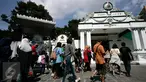 Wisatawan mengunjungi keraton kesultanan Yogyakarta,(10/7).Kunjungan wisata mengalami lonjakan menjelang liburan akhir lebaran .(Boy Harjanto)