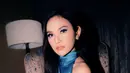 Inspirasi makeup untuk dinner date dari Mahalini Raharja. Di sini ia menambahkan warna biru muda yang sesuai dengan outfitnya pada area mata, sempurna membaur dengan nuansa merah muda pada keseluruhan makeupnya. [Foto: Instagram/mahaliniraharja]