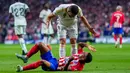 Memasuki menit ke-35, Real Madrid berhasil memperkecil kedudukan melalui tembakan Toni Kroos. Setelahnya, tidak ada gol yang tercipta dan Atletico Madrid unggul 2-1 atas Real Madrid di paruh pertama. (AP Photo/Manu Fernandez)