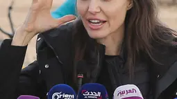 Utusan khusus lembaga pengungsi PBB, aktris Angelina Jolie saat konferensi pers di Kamp Pengungsi Suriah Zaatari di Mafraq, Yordania, Minggu (28/1). Menurut Jolie, perlu penyelesaian politik secara damai di Suriah. (Khalil MAZRAAWI/AFP)