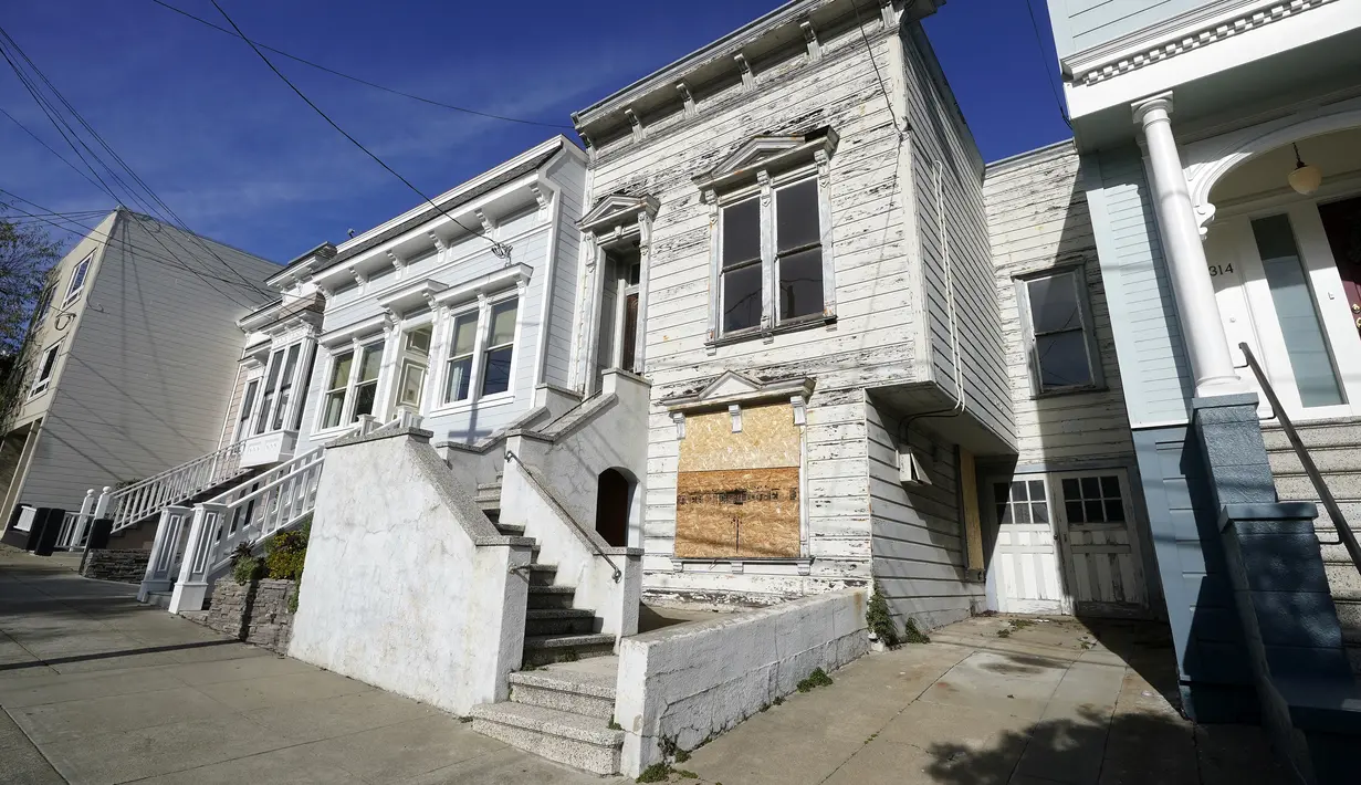 Rumah bergaya Victoria yang baru saja dijual ditampilkan di San Francisco, pada 14 Januari 2022. Rumah berusia 122 tahun yang sudah lapuk ini dipasarkan sebagai "rumah terburuk di blok terbaik" San Francisco terjual hampir 2 juta dollar AS atau sekitar Rp 28,6 miliar. (AP Photo/Jeff Chiu)