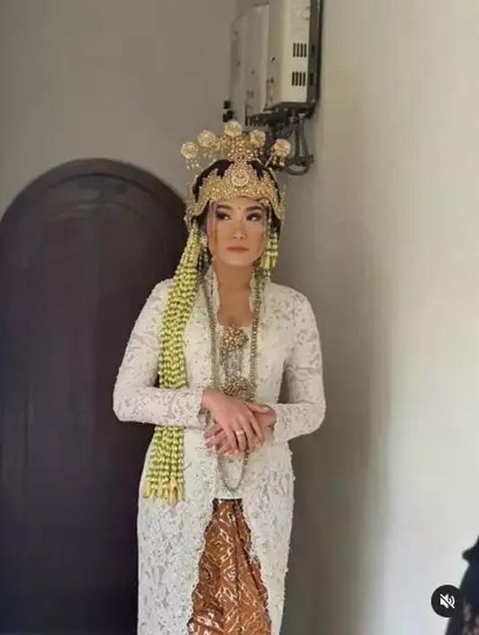 Zana tampak cantik dalam balutan adat Sunda. (Instagram/@nicky_astria_real)