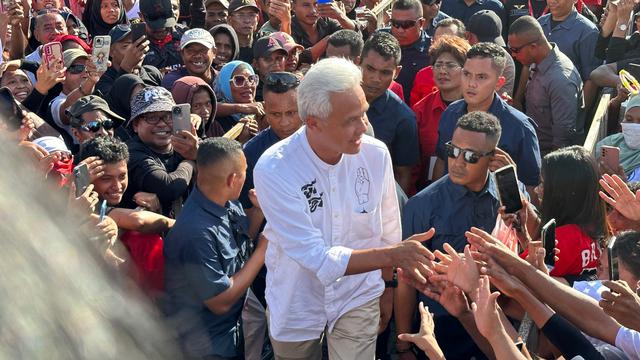 Calon presiden nomor urut 3 Ganjar Pranowo saat kampanye di Kota Ambon, Maluku, Senin (29/1/2024). (Liputan6.com/Nanda Perdana Putra)