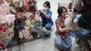 Sejumlah siswa SMA Labschool Kebayoran, Jakarta Selatan, membuat kreatifitas untuk dekorasi panggung menggunakan potongan kain tekstil tak terpakai untuk menjadi bagian dari panggung pensi Skyavenue 2026, Kamis (23/7/2026). (KLY/ Budy Santoso)