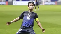 Pemain Jepang, Takefusa Kubo melakukan selebrasi setelah mencetak gol ke gawang Timnas Indonesia dibayangi Mees Hilgers dalam laga Grup C Putaran Ketiga Kualifikasi Piala Dunia 2026 di Suita Stadium, Jepang, Selasa (10/06/2025). (AP Photo/Kyodo News/Shohei Miyano)