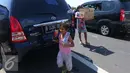 Sejumlah anak berjualan di pintu tol keluar Brebes Timur, Jawa Tengah, (3/7).Hari mudik dan libur sekolah, Sejumlah anak di kawasan tersebut berjalan untuk menjajakan barang dagangannya kepada pemudik yang terkena macet. (Liputan6.com/Angga Yuniar)
