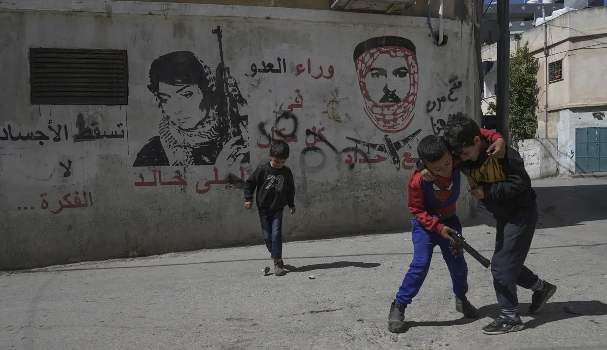 Tuntutan para guru untuk kenaikan gaji telah meningkat menjadi gerakan protes yang membuat jengkel pemerintah Otoritas Palestina yang semakin otokratis karena terjerumus lebih dalam ke dalam krisis ekonomi. (AP Photo/Mahmoud Illean)