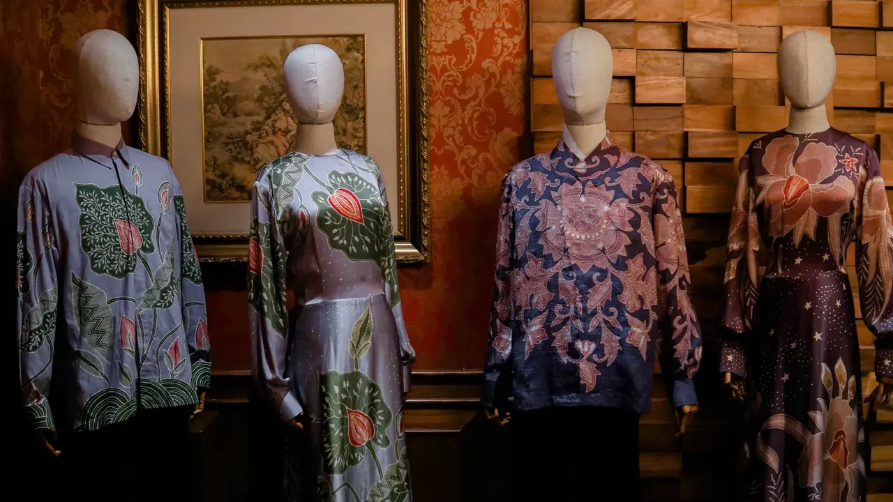 Tampil Elegan Selama Ramadan Kenakan Busana Batik Sujiwa dari Iwan Tirta Private Collection