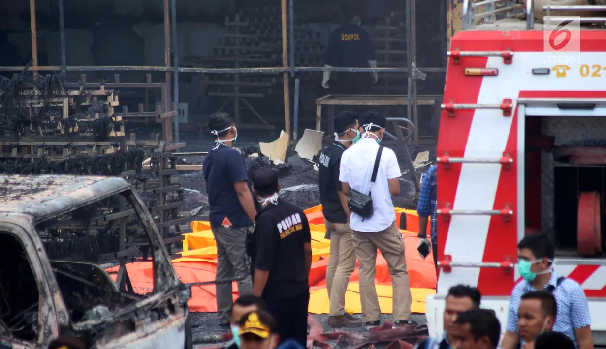 Sejumlah petugas mengevakuasi sejumlah korban ledakan pabrik kembang api di Komplek Pergudangan 99, Jalan Raya Salembaran, Cengklong, Kosambi, Kabupaten Tangerang, Banten (26/10). (Liputan6.com/Pool)