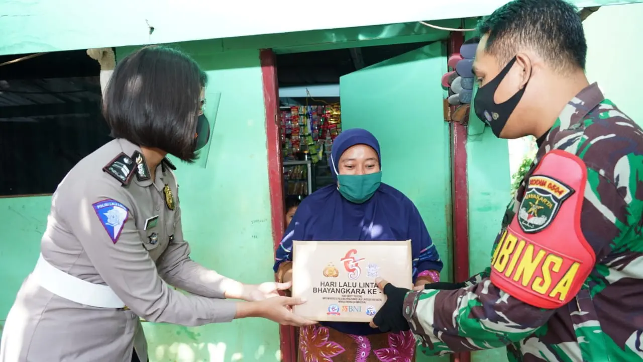 Korlantas Polri salurkan bantuan untuk warga Kali Krukut terdampak banjir. (Foto: Istimewa).