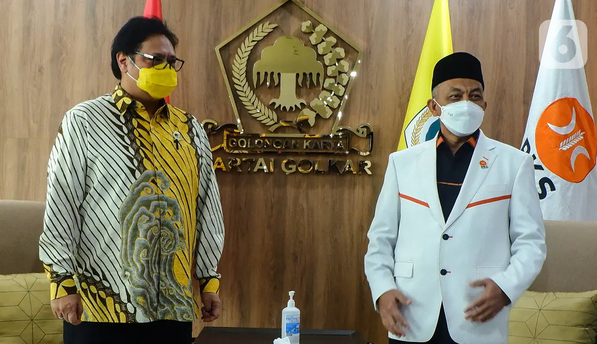 Ketua Umum Partai Golkar Airlangga Hartanto menyambut kedatangan Presiden Partai Keadilan Sejahtera (PKS) Ahmad Syaikhu saat pertemuan di DPP Partai Golkar, Jakarta, Kamis (29/4/2021). (Liputan6.com/Johan Tallo)