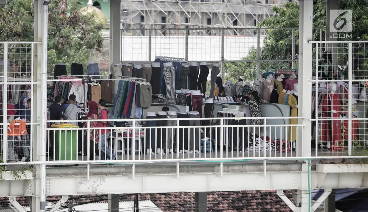 Pedagang berjualan di Jembatan Penyeberangan Multiguna atau Skybridge Tanah Abang, Jakarta, Rabu (23/1). Ombudsman DKI Jakarta mengatakan premanisme di Tanah Abang terjadi akibat banyaknya pedagang yang tak memiliki tempat. (Liputan6.com/Faizal Fanani)