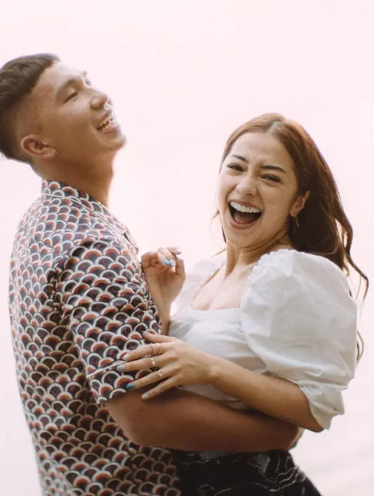 "Niki balik syuting lagi ada good things dan bad things, kalau good things dia punya kesibukan bad things adalah baru awal nikah sudah sering diitinggal. tapi enggak apa-apa aku dukung karier dia," ungkap Indra Priawan. (Instagram/nkitawillyofficial94)