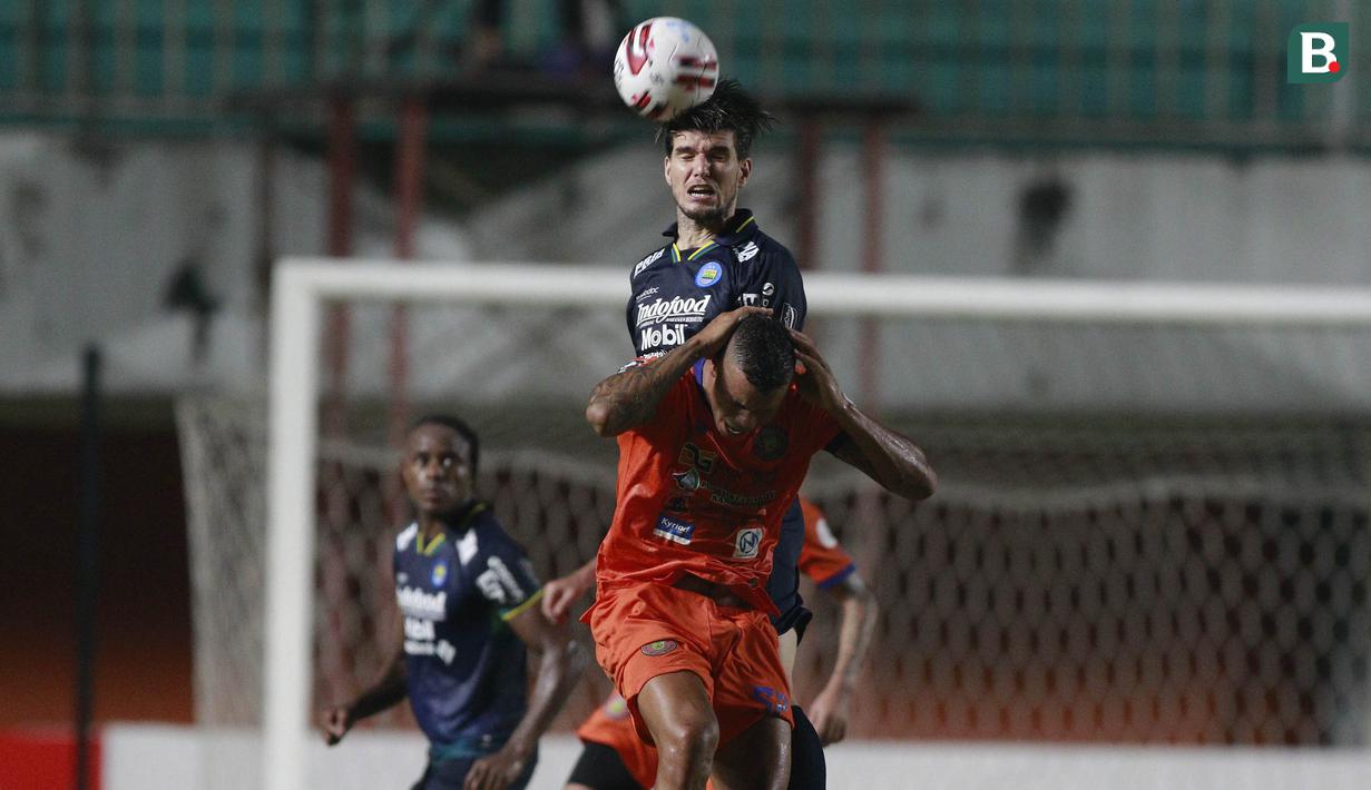 Bek Persib Bandung, Nick Kuipers (atas) berduel udara dengan striker Persiraja Banda Aceh, Gabriel do Carmo, dalam laga matchday ke-3 Grup D Piala Menpora 2021 di Stadion Maguwoharjo, Sleman, Jumat (2/4/2021). Persib menang 2-1 atas Persiraja. (Bola.com/M Iqbal Ichsan)