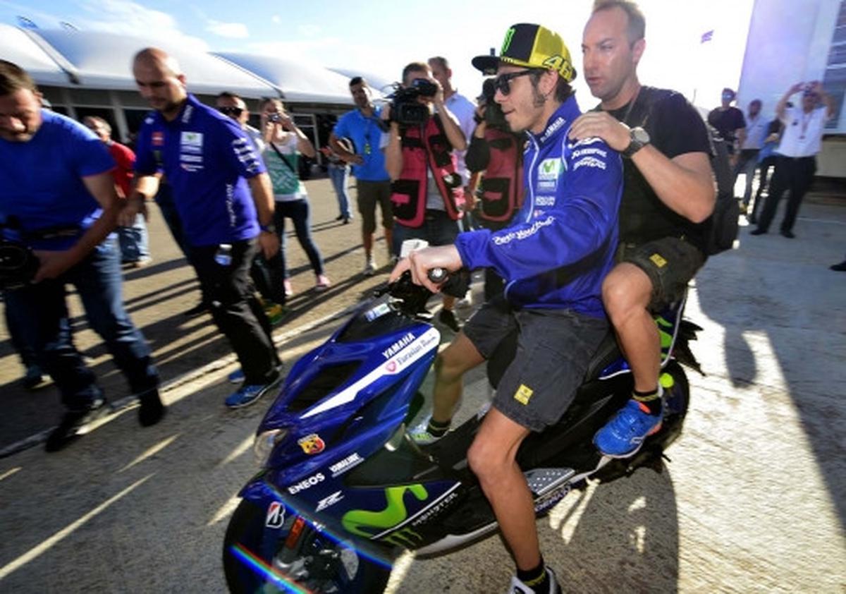 Gaya Rossi dan Marquez pamer motor matic di Valencia