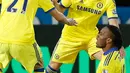 Penyerang Chelsea, Didier Drogba (bawah) merayakan selebrasi bersama pemain lainnya usai mencetak gol saat Laga Liga Premier Inggris di King Power Stadium, Kamis (30/4/2015). Chelsea menang 3-1 atas Leicester City.(Reuters/Carl Recine)