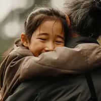 Metode parenting kindness challenge tidak membutuhkan biaya besar maupun persiapan rumit. Justru, kekuatannya terletak pada kebiasaan kecil yang dilakukan secara konsisten setiap hari di rumah. (foto/dok: freepik)