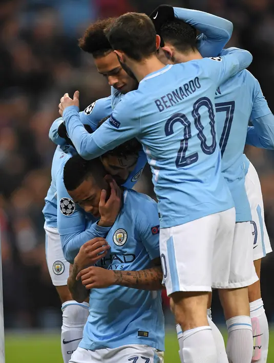 Striker Manchester City, Gabriel Jesus bersama rekan setimnya merayakan golnya saat melawan FC Basel pada pertandingan Liga Champions leg kedua  di Stadion Etihad, Manchester (7/3). (AFP Photo / Paul Ellis)