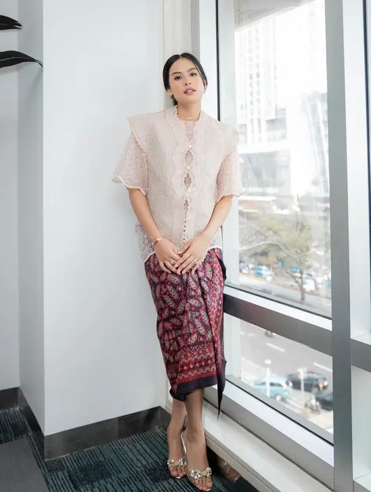 Untuk tampilan feminin, kamu bisa tiru gaya kondangan Maudy Ayunda yang satu ini. Mengenakan kebaya encim modifikasi yang dipadukan dengan rok batik kemerahan [@maudyayunda]