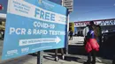 Orang-orang mengantre untuk tes diagnostik cepat (rapid test) COVID-19 gratis di sebuah pompa bensin, di bagian Reseda, Los Angeles, Minggu (26/12/2021). Tes gratis ini digelar saat California bersiap menghadapi lonjakan kasus setelah liburan. (AP Photo/Richard Vogel)