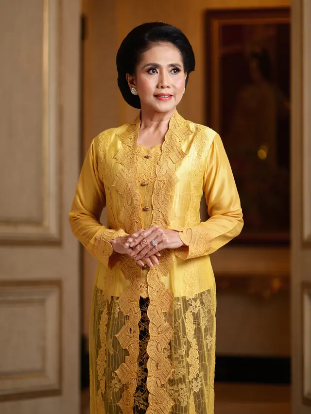 Kebaya Brokat Modern untuk Ibu-Ibu Usia 50 Tahun