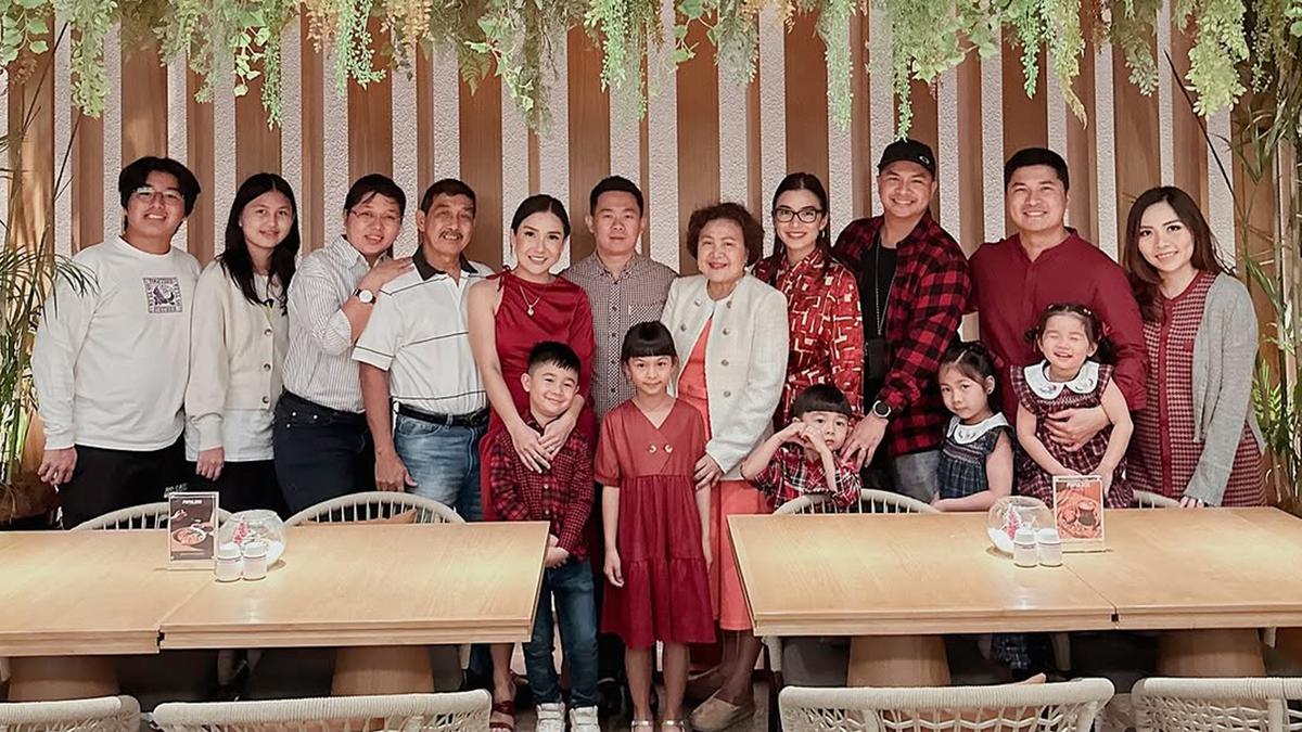 Potret Makan Malam Keluarga Besar Glenn Alinskie Jelang Natal 2024, Penuh Kehangatan
