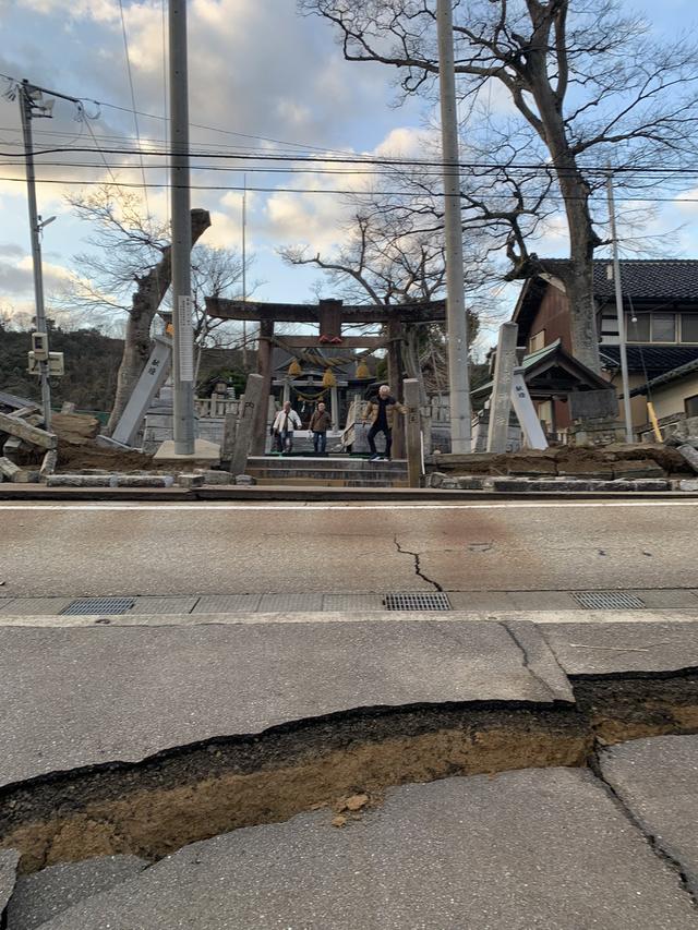 Gempa Jepang bermagnitudo 7,4 memicu jalanan retak. (X @digidoggigacat)