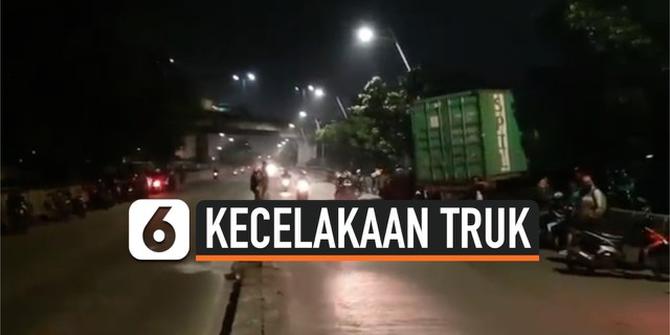 VIDEO: 1 Orang Terluka Akibat Rumahnya Ditabrak Truk