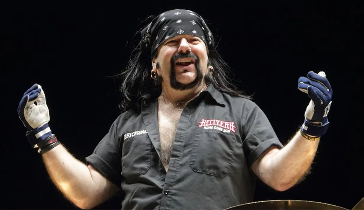 Akhir minggu lalu menjadi hari yang kelabu bagi dunia rock. Pasalnya, Vinnie Paul, drummer Pantera meninggal dunia. (tonedeaf.com.au)