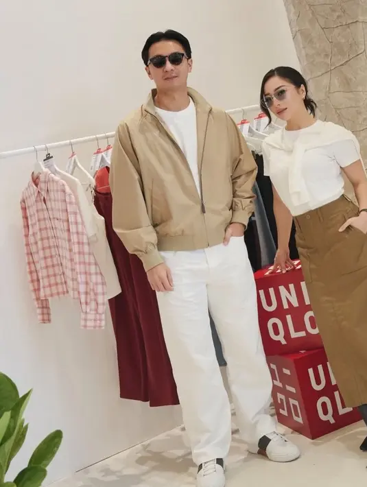 Nikita Willy bersama Indra Priawan baru saja menghadiri acara preview Spring Summer Uniqlo 2026. Keduanya pun tampil kompak dengan busana kasual earth tone. [@nikitawillyofficial94]