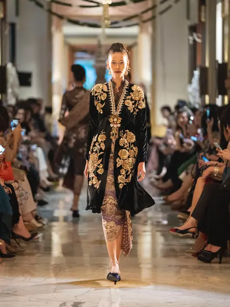 Sentuhan Budaya Jawa Dengan Nuansa Glamor Dalam Karya Kolaborasi Apik Biyan Dan Tenun Baron Fashion Fimela Com